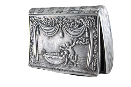 Caixa de rapé em prata com cena de teatro relevada e tampa basculante.